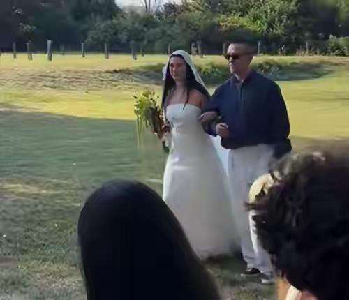 姜文应该笑不出！亲手把最爱的女儿交给另外一个男人，是每个父亲最不舍的时刻，何况这