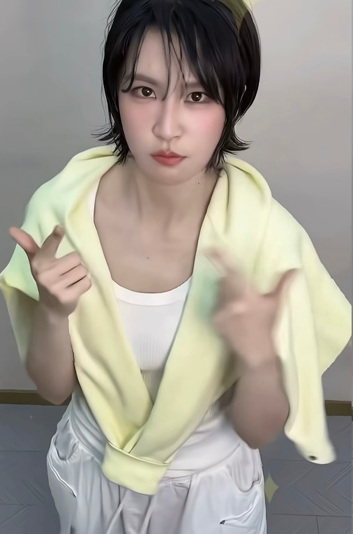 曾开心。美食下肚，还有新鲜的姐姐，幸福满满。 