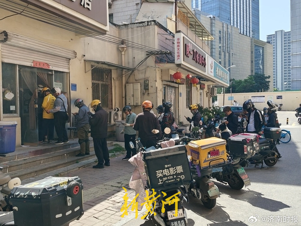 【#济南母亲节相关礼品店爆单#：鲜花店外骑手排队取单超20分钟，有蛋糕店迎“订单