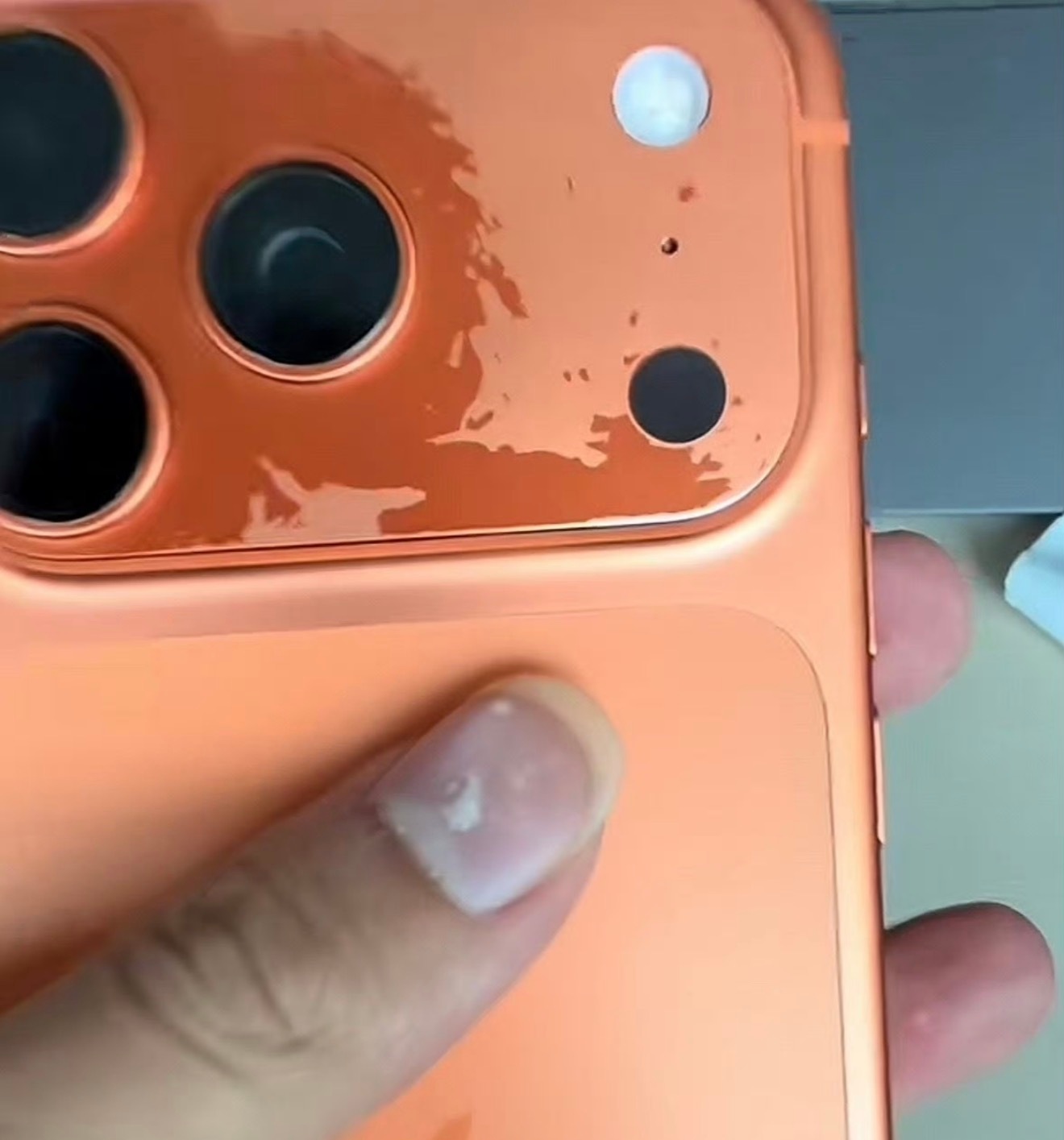 刚刚拿我的试了一下，不会掉色啊，网上那估计是专门做的特效，就是为了吸引流量。苹果