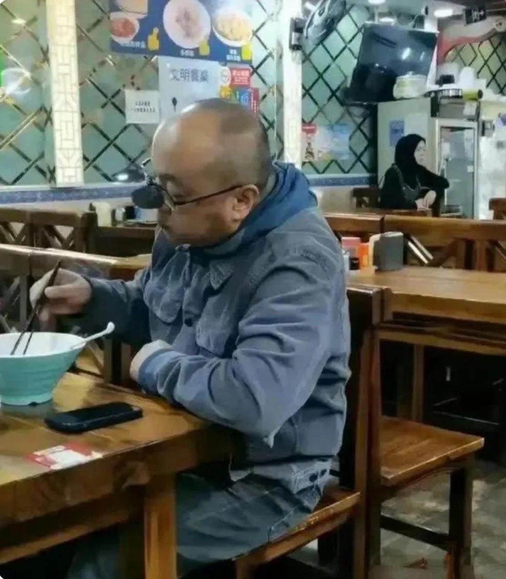 网友在一家小餐馆偶遇曾经著名摇滚乐队主唱窦唯，这窦唯褪去明星光环，回归普通大众，