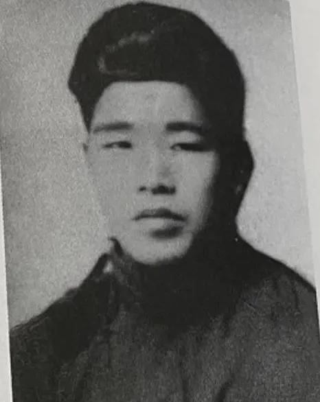 抗战期间，一个鬼子白天欺负了老农，夜里又翻墙进入老农家里，从门缝里塞进一沓钱，小