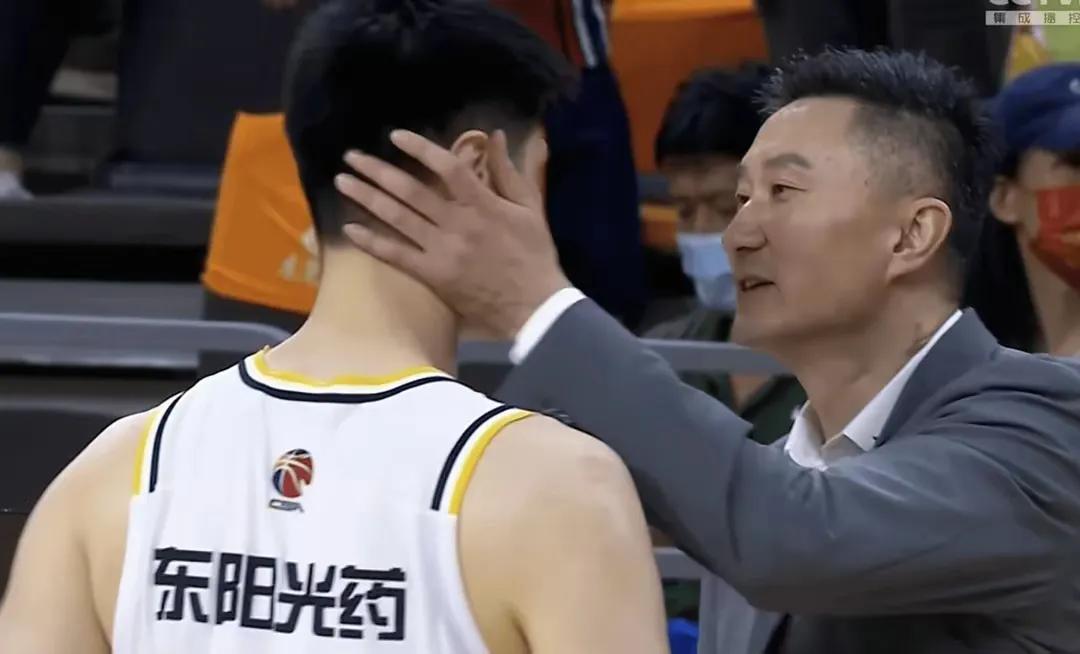 杜锋在悄悄的组建囯家队？
亚洲第一大中锋，周琦已揽入怀中，；CBA独一无二的大前