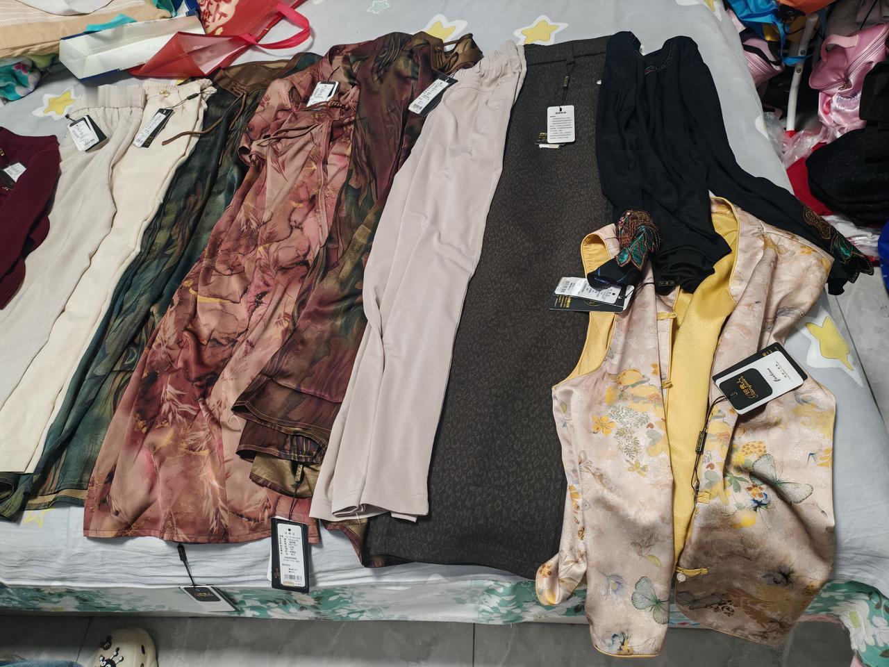 老太太是个购物狂，特别爱涏超市买衣裳，买的衣裳没处放，衣柜里放不下，叠起来放进收