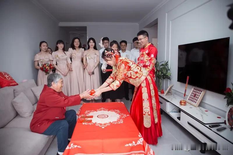 岳父新娶的媳妇是前妻，这情况简直比电视剧还抓马！就像有人伺候岳父18年，最后被老
