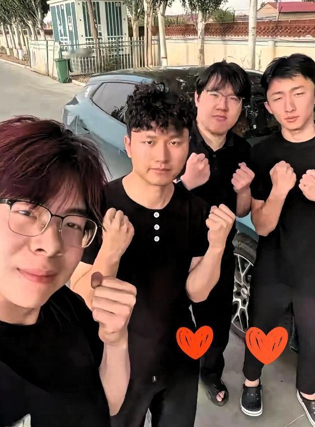 大四女生痛失母亲难归家！

博主带队千里相送，却遭网友质疑作秀！

千里驰援暖人
