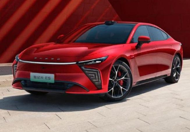 据悉，2025款星途星纪元ES将于8月21日正式上市。外观方面，新车整体基本沿用