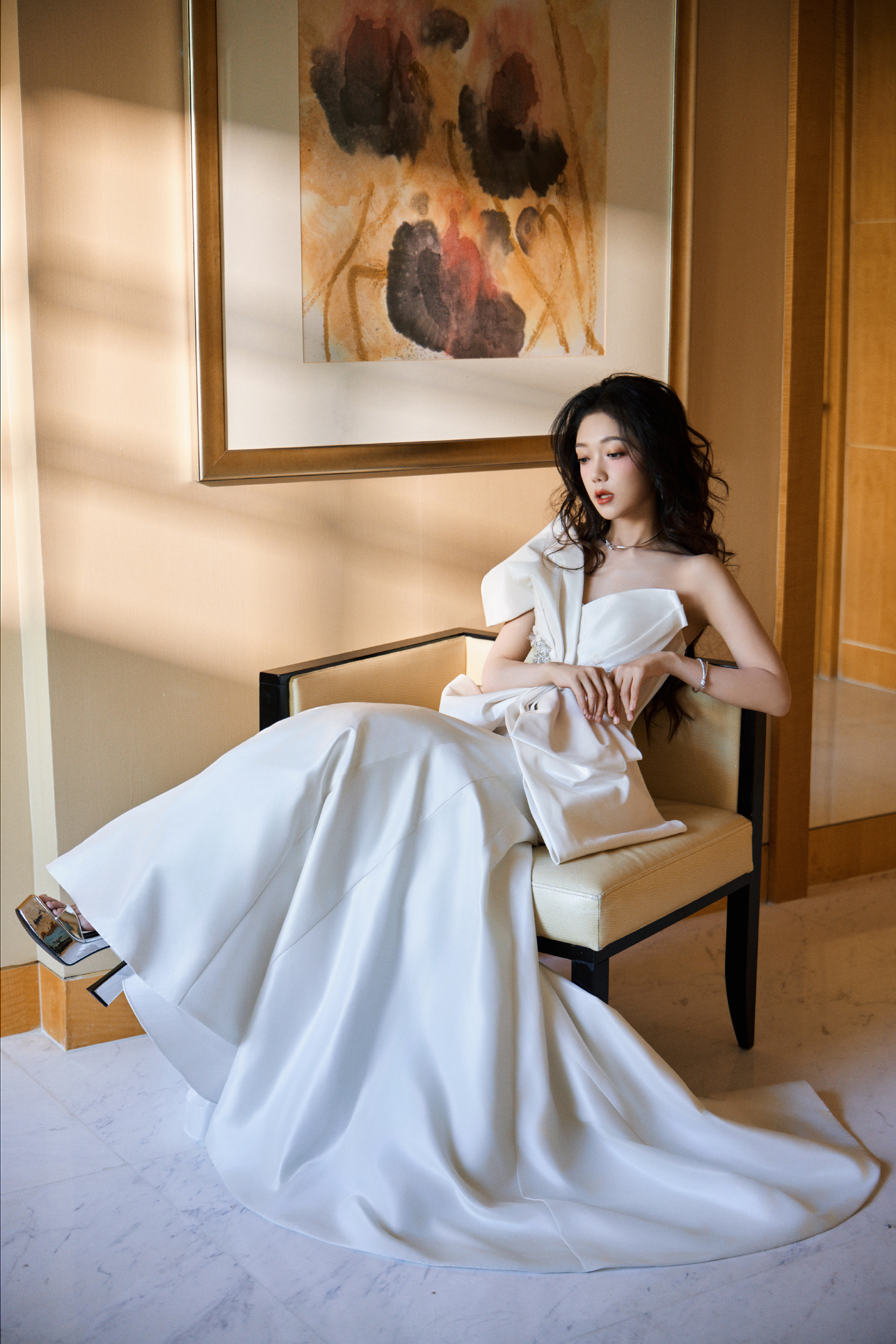 希林娜依高白裙甜美少女感：饱含馥郁，绽放优雅。希林娜依高