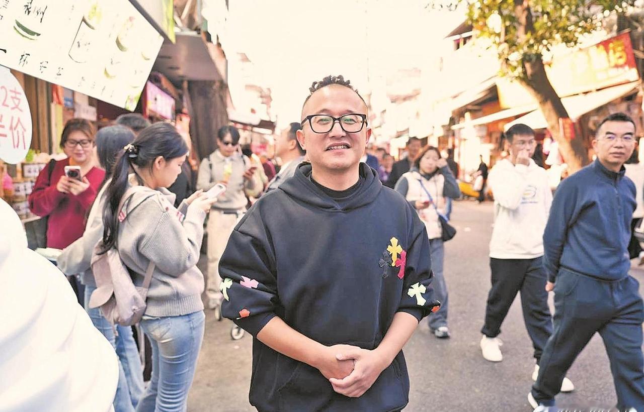 【泉州街头上演暖心“生命接力”】除夕下午，泉州西街人流如织，年味正浓。就在这熙熙