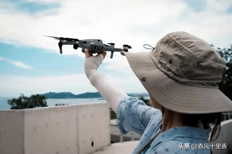 杭州森与海之城的黄女士可太糟心了。9月30日下午，她洗完澡去阳台拿衣服，一抬头竟