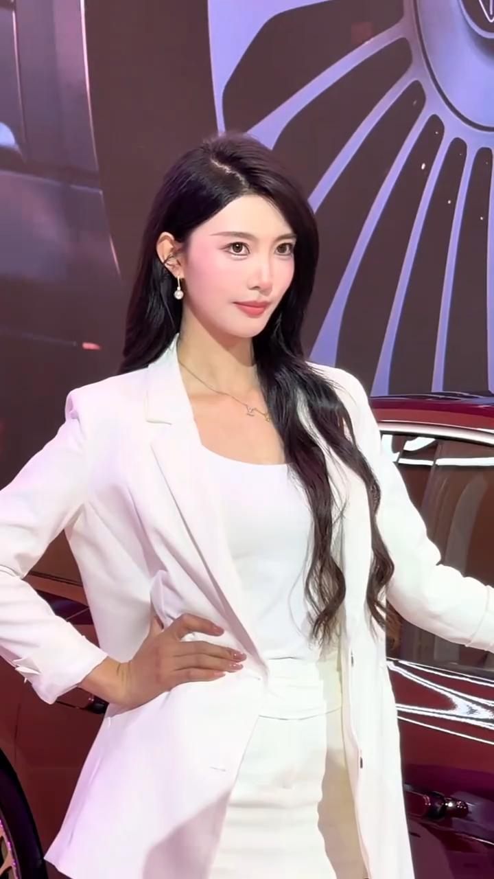 为什么汽车展销一定要有车模? 车模谁最养眼 成都车展车模