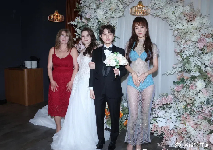 《落跑甜心》女主郑靓歆补办婚礼，最惹人注目的是亲妈，穿着蓝色比基尼透视装，秀出好