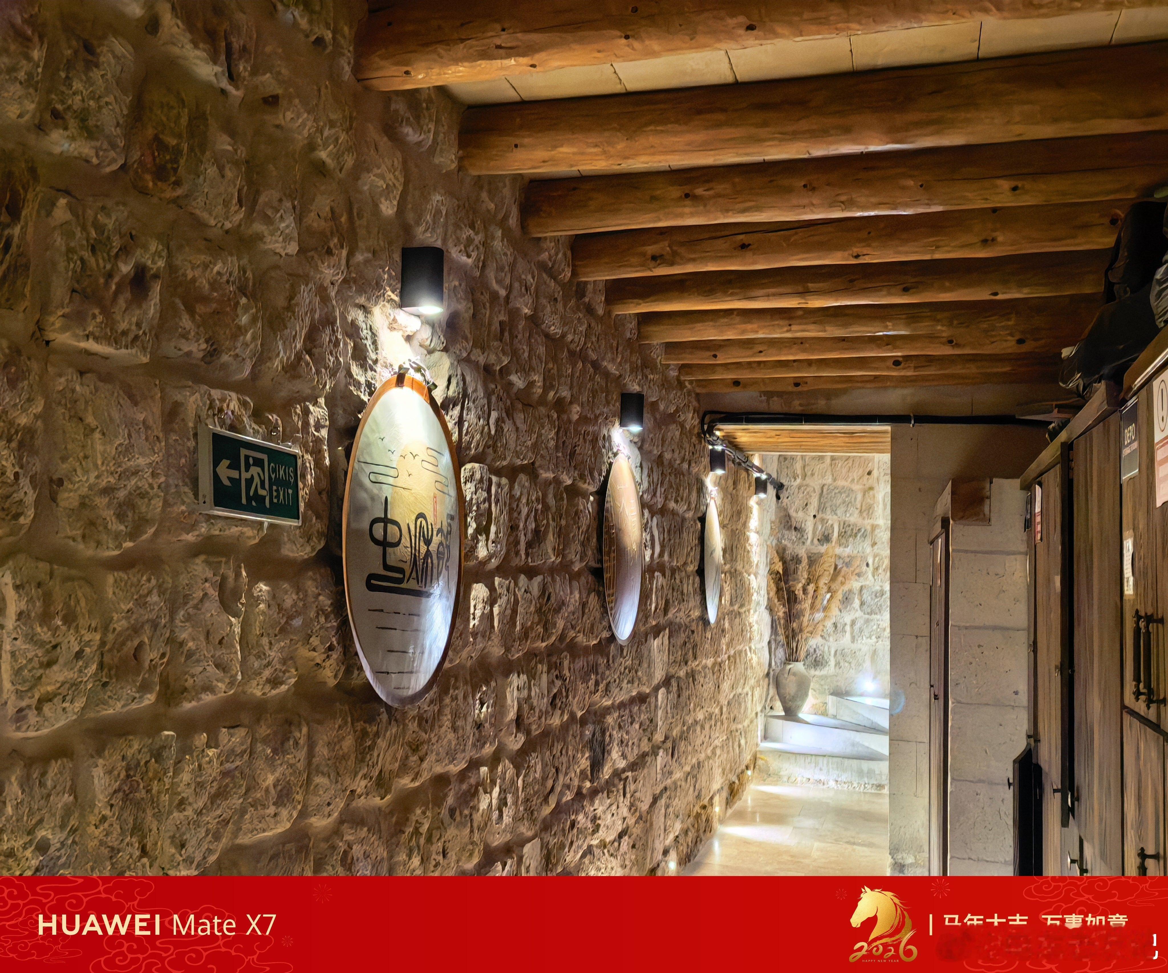 入住一个洞穴酒店。老板得多么的痴迷中国文化呀。走廊里全是中秋愉快。电车老友记土耳