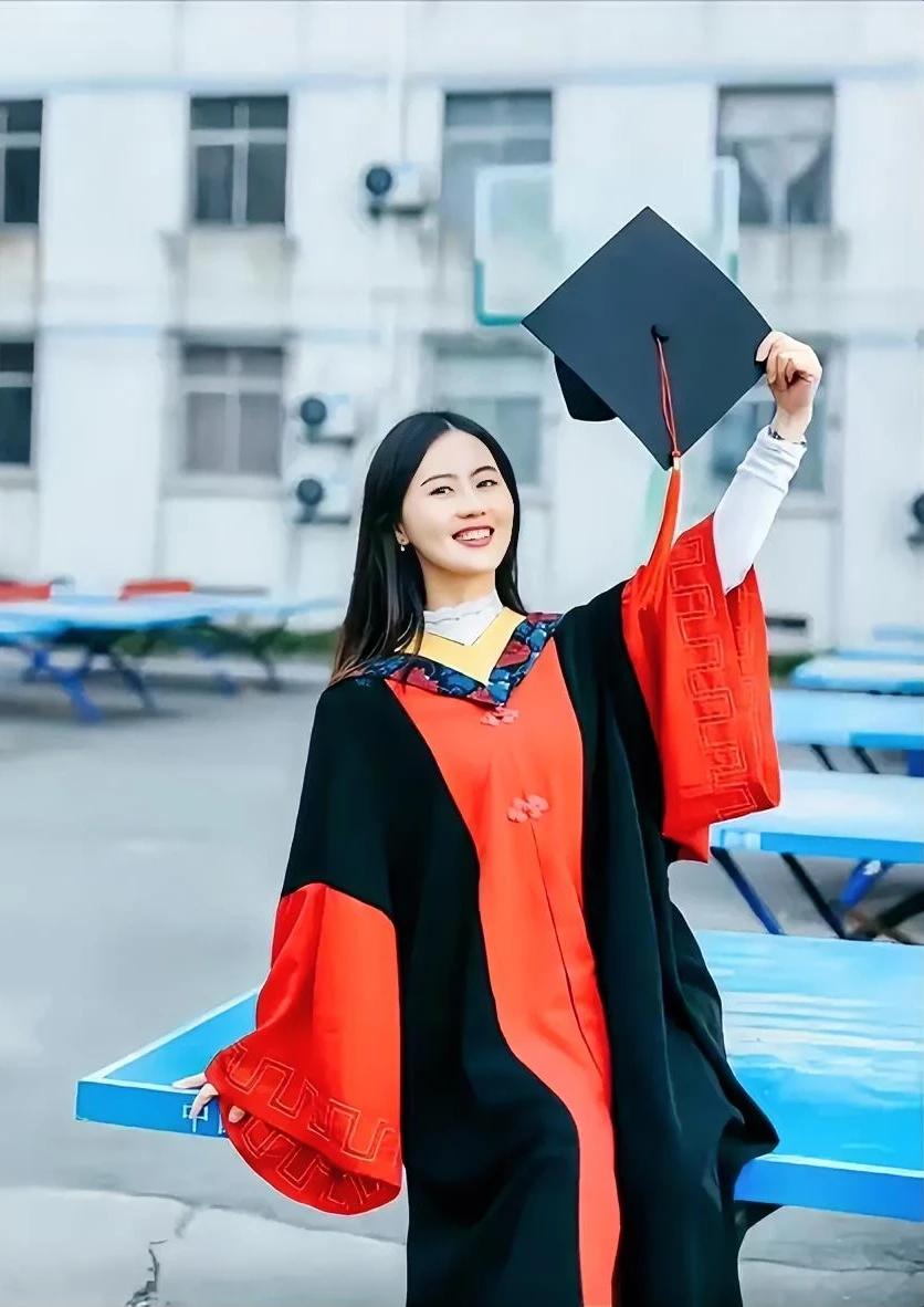 女博士张婷（网名相宜），很委屈，说讲台还没有站够。
她因三句“我们日本”被持续举