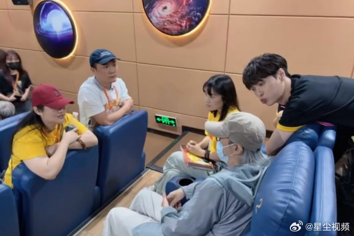 张艺兴嘟嘴亲周星驰张艺兴我并不知道你怎么了111 