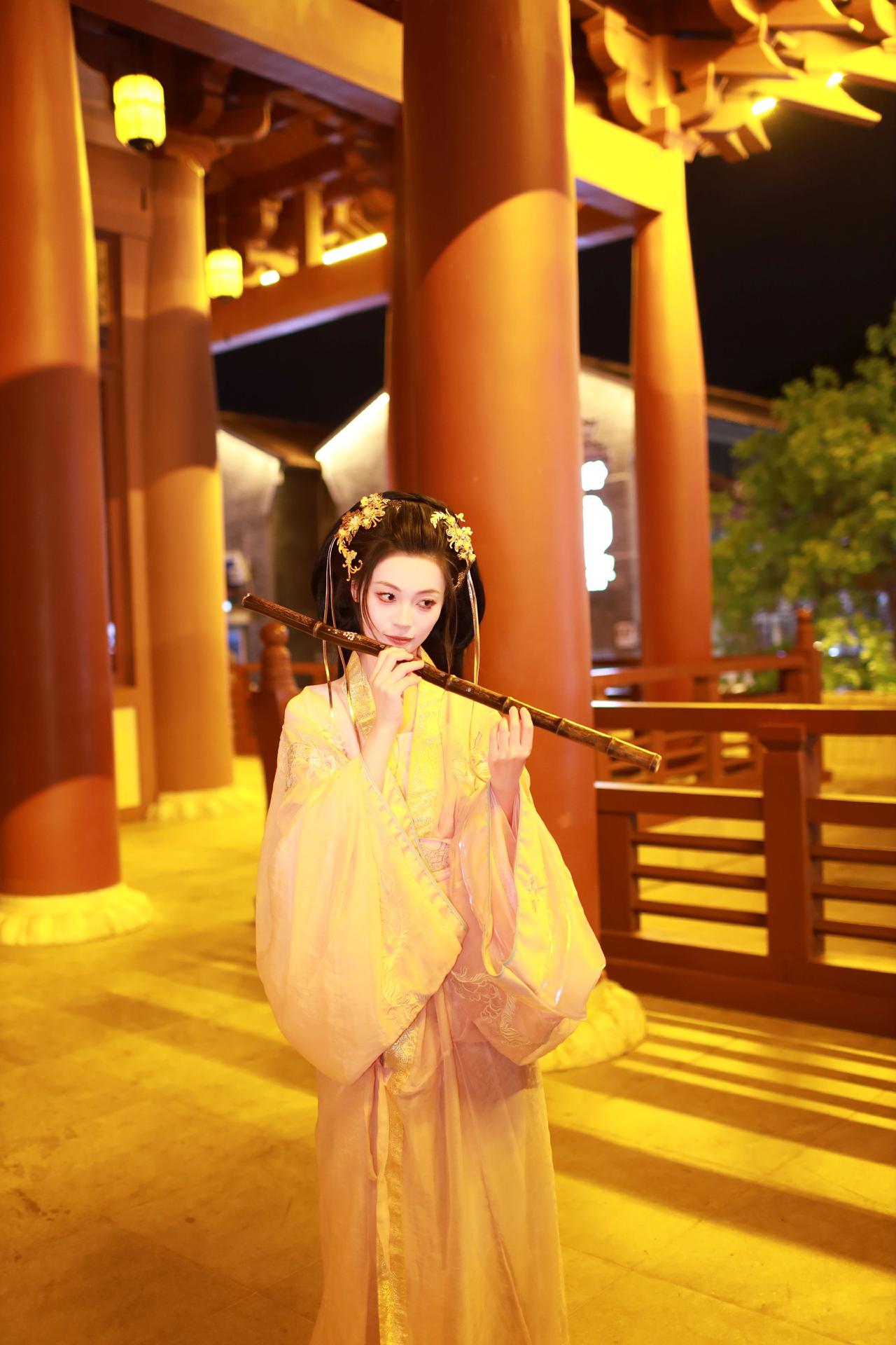 灯火辉煌的夜晚，小女子在古镇游移汉服打卡圣地 夜晚古风打卡 汉服夜景氛围感 汉服