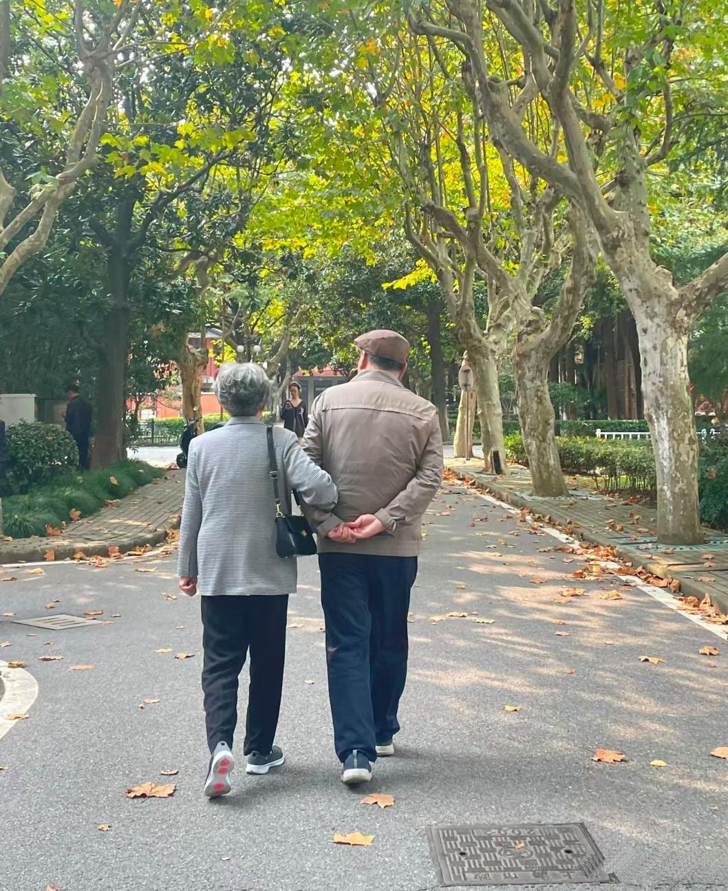 身边好多家庭都有个怪现象：老头先走了，老太太往往还能健健康康活好多年；可要是老太