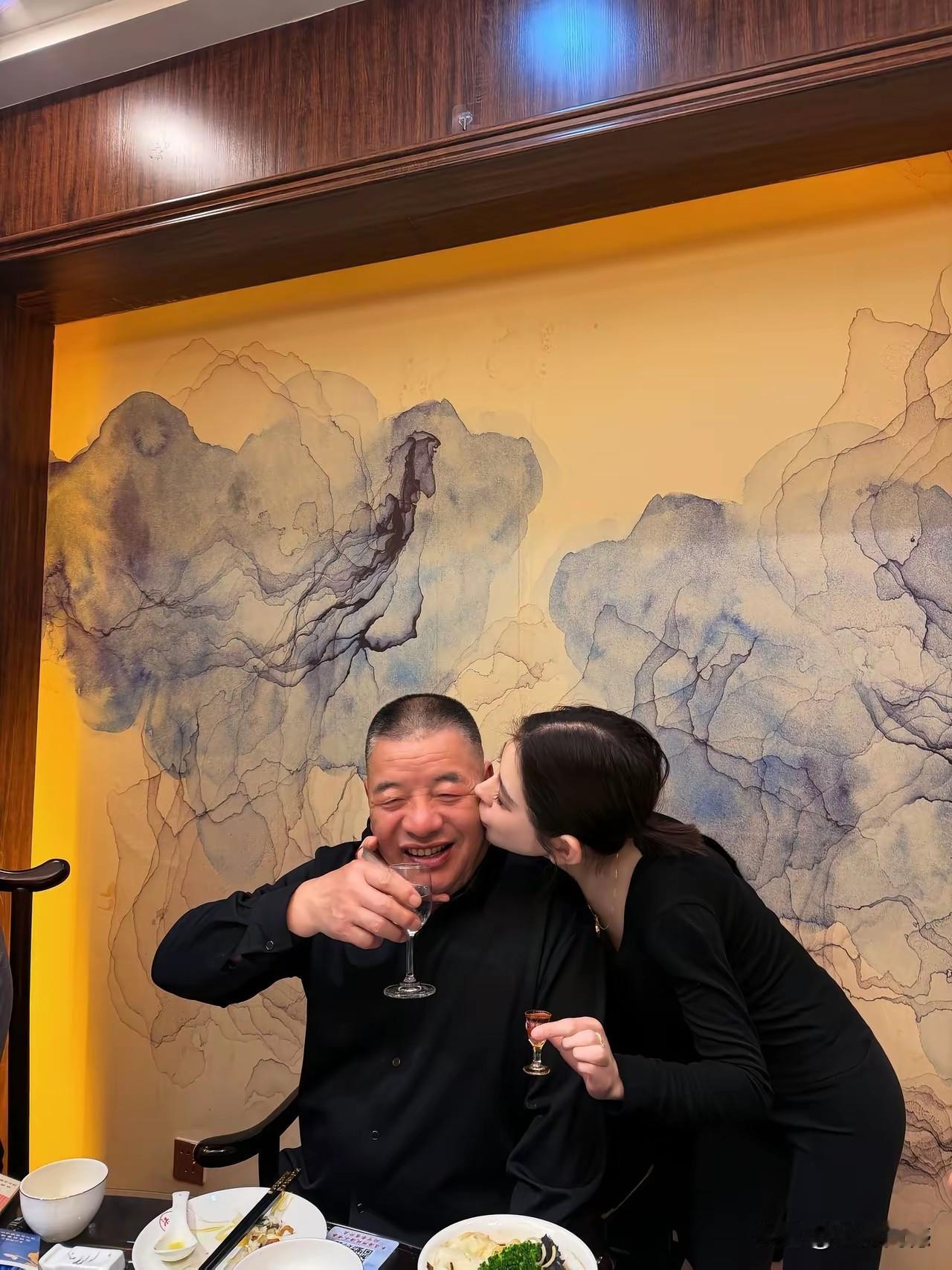 从年龄上看，两个人差不多是父女关系，感觉两个人相差至少有20岁以上，从长相上看，