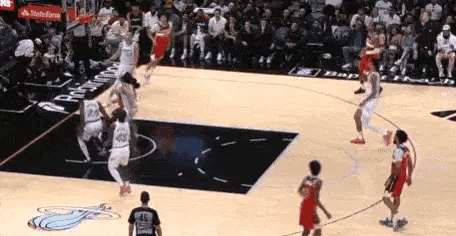 04月14日NBA常规赛热火主场对阵奇才的比赛进行中。

第一节比赛进行中，韦尔