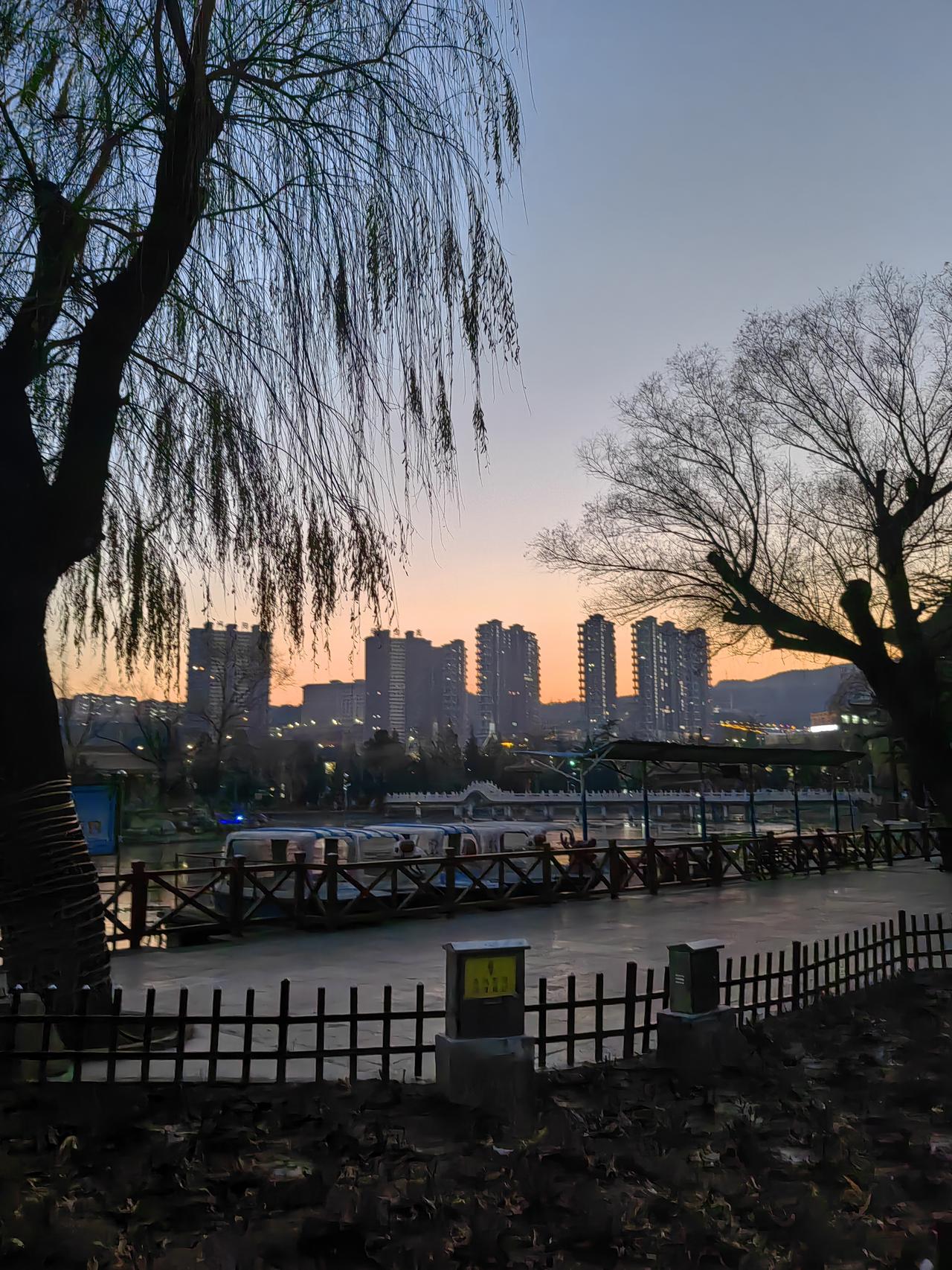 冬日生活打卡季华为mate50E拍摄的黄昏效果，觉得效果还可以，廉颇老矣，尚能饭