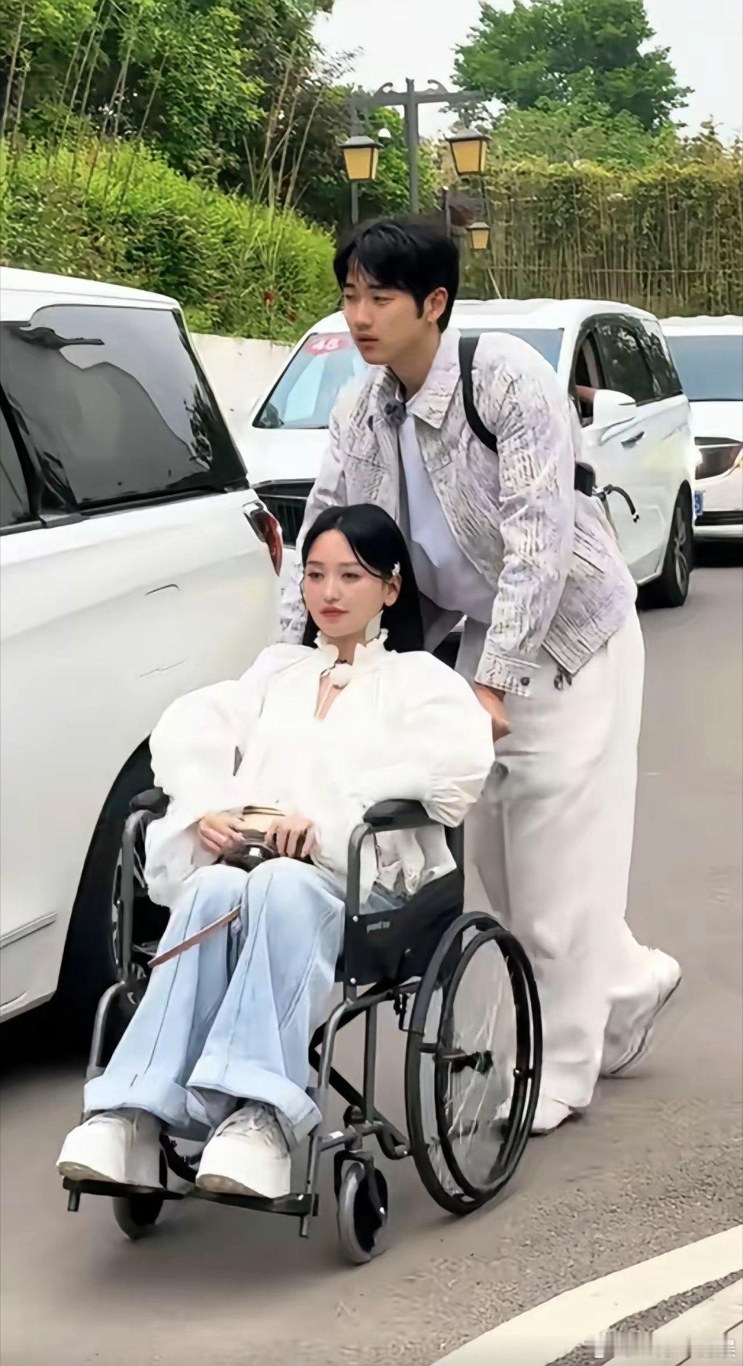 孙丞潇看起来疲惫很多，可能因为录节目然后金莎腿受伤，他需要推轮椅啥的，比其他丈夫
