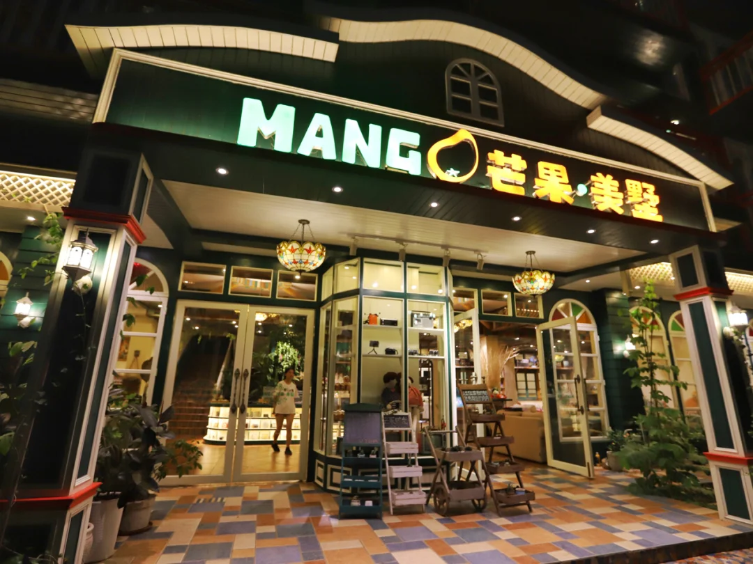 入住文艺感满满的阳朔芒果•美墅民宿。民宿是整栋五层建筑改建的。复古感很强，有点像