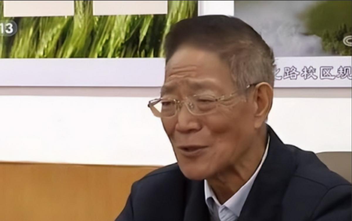 “我老了，不需要那么多钱。”2020年，一生抠门的大学教授王泽霖，却大手一挥捐出