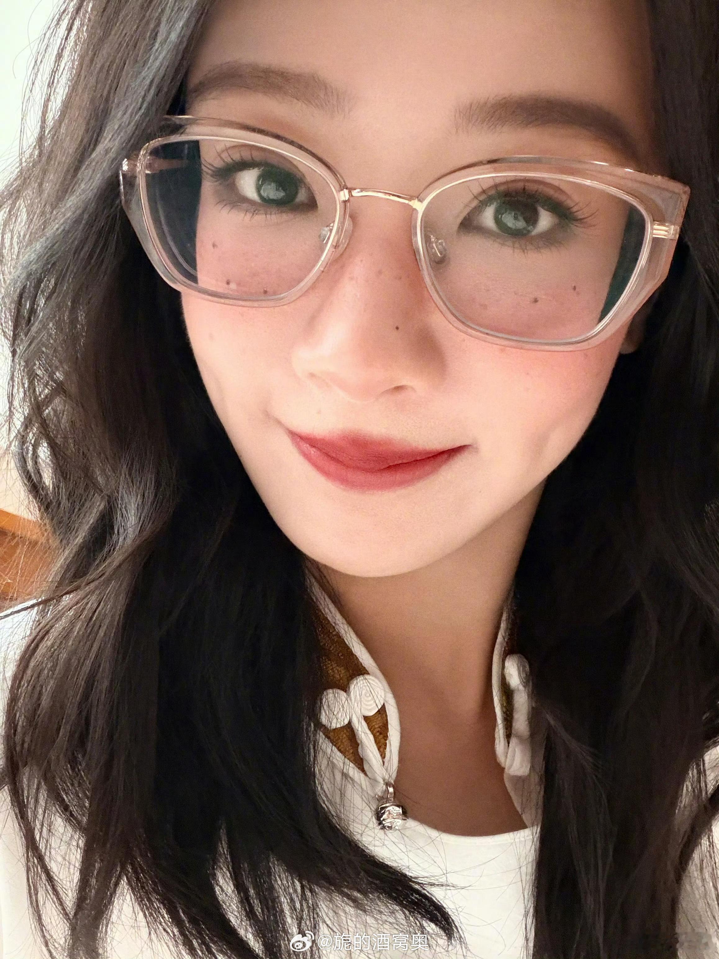 葡萄大眼萌妹 好喜欢！ 