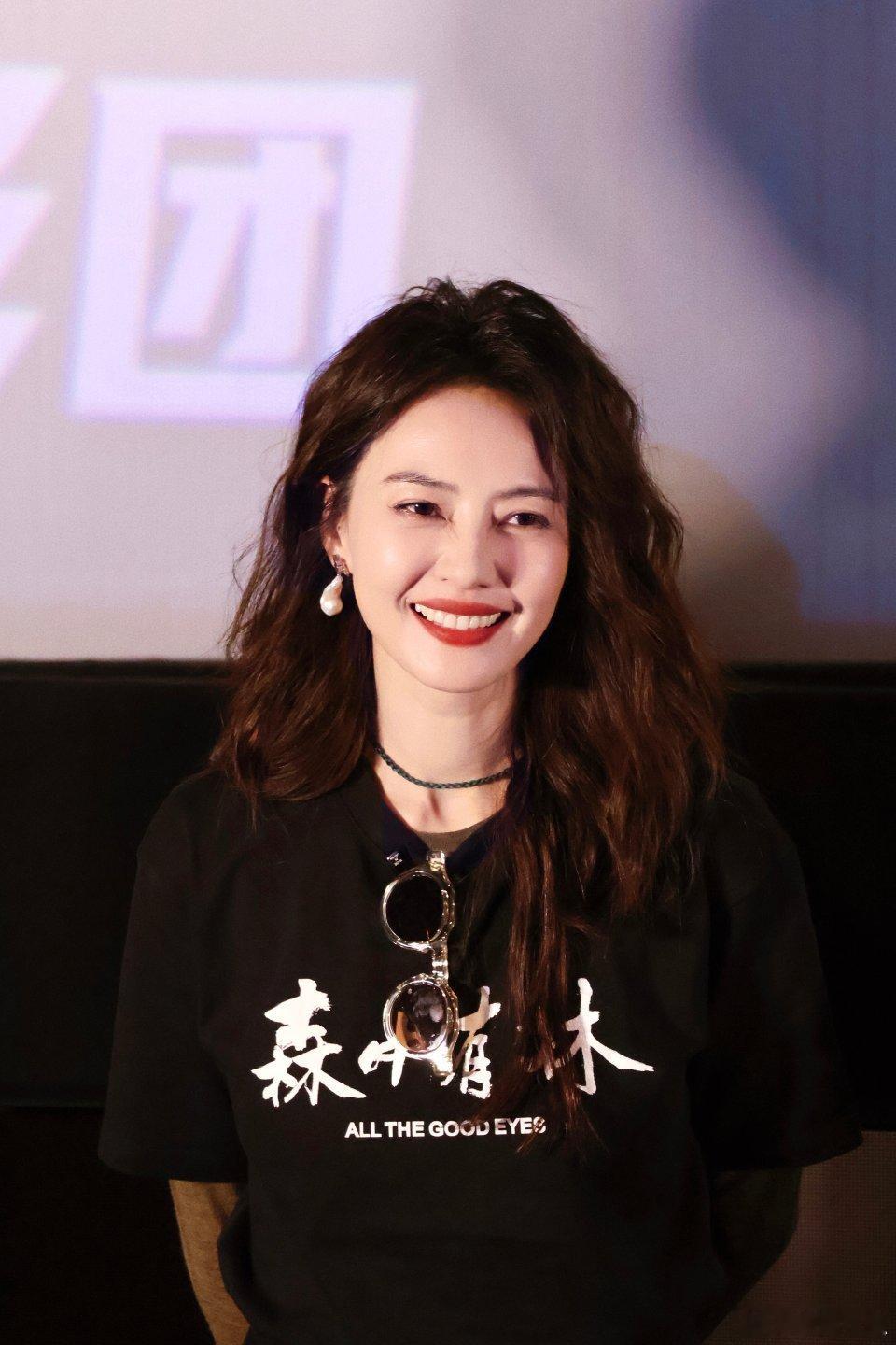 三亚偶遇赵又廷高圆圆牵手散步别过度关注女神私人生活啦，五一来看《森中有林》超前点
