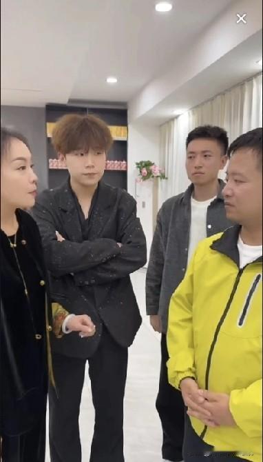 小乡村的故事！
    这王美丽 的视频真是有意思，让陆总 的小儿子演绎的是个狼