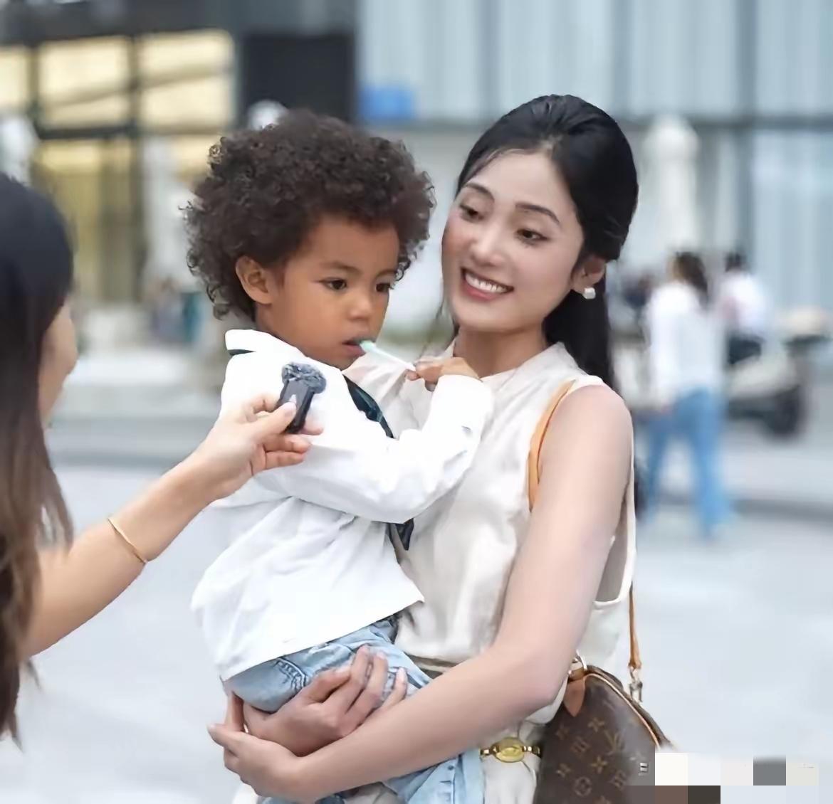 看到这个新闻还挺让人唏嘘的。

   婚姻的核心从来不是肤色和国界，

  而是