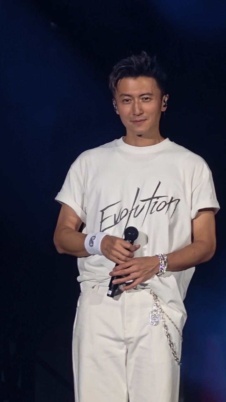 谢霆锋本周还有演唱会谢霆锋发父亲去世的讣告，这周还有演唱会希望早点调整过来！ 