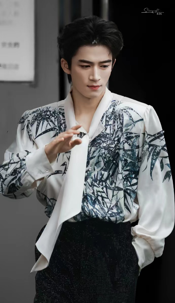 王星越墨竹白衬衫挑染look王星越疯狂好六夜造型 王星越疯狂好六夜造型，墨竹白衬