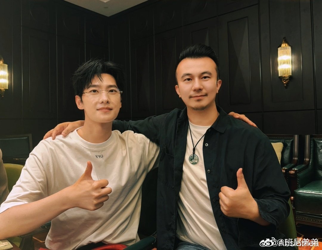 杨洋同学聚会状态杨洋和同学聚餐 杨洋和同学聚餐了，这个聚会状态完全可以说男大好吗