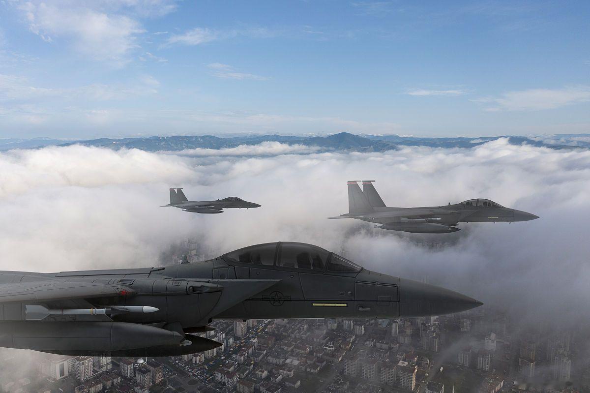 日本空中自卫队战机被雷达照了超过30分钟还不退，明显就是来碰瓷的，看看其它国家之