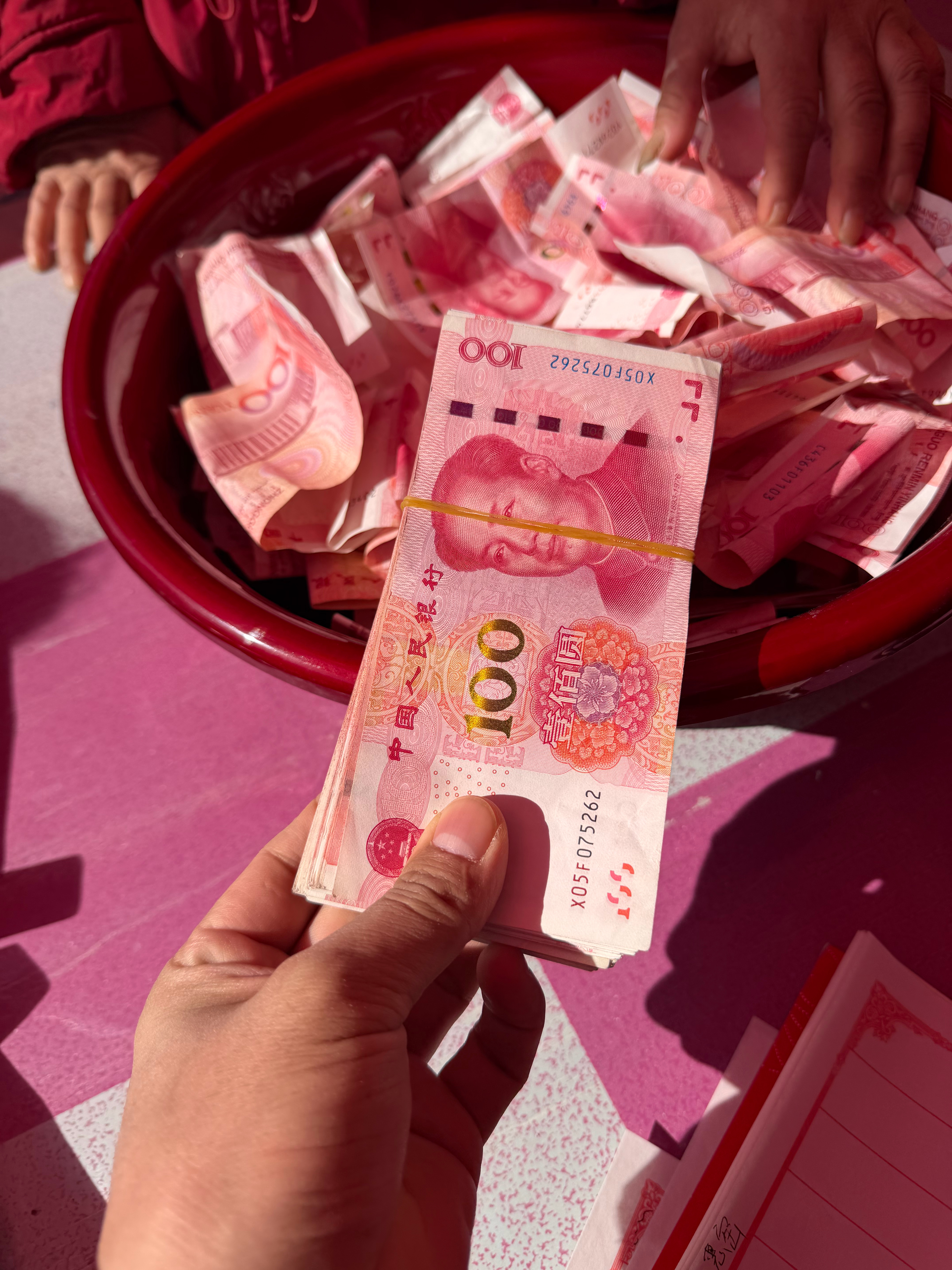 有姐姐的重要性，弟弟结婚，他大姐二姐每人随礼1万，相当于收到2部iPhone 1