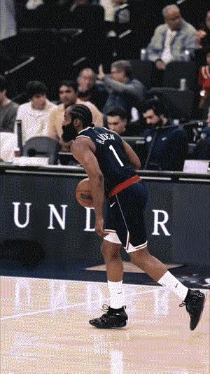 哈登走步了吗？
走不走步，先弄清什么是合球？合球是篮球运转过程中，双手都触球，合