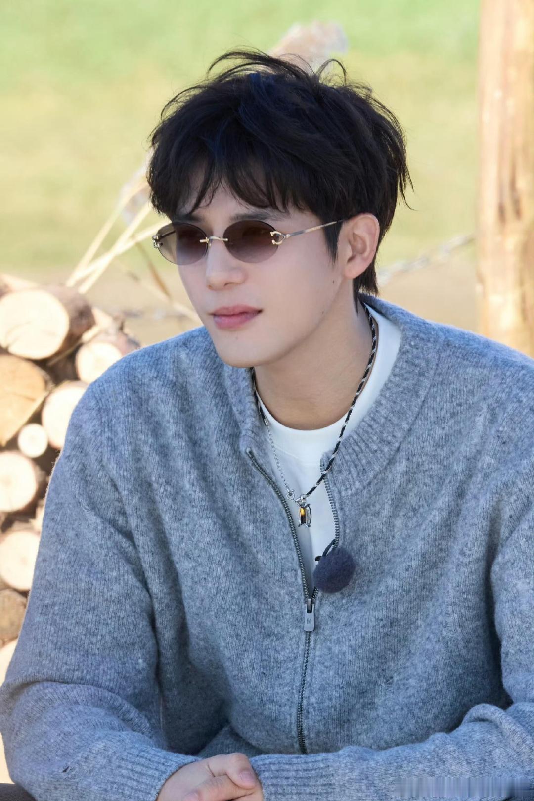 王安宇的时尚完成度好强 王安宇的穿搭真的属于越看越上头的那种，他的时尚完成度强就