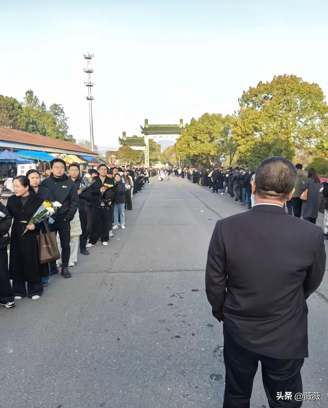 雪峰老师，看这排面
配得上你一生的颠沛流离了吗
人生很好玩
下次继续来
​尘归尘