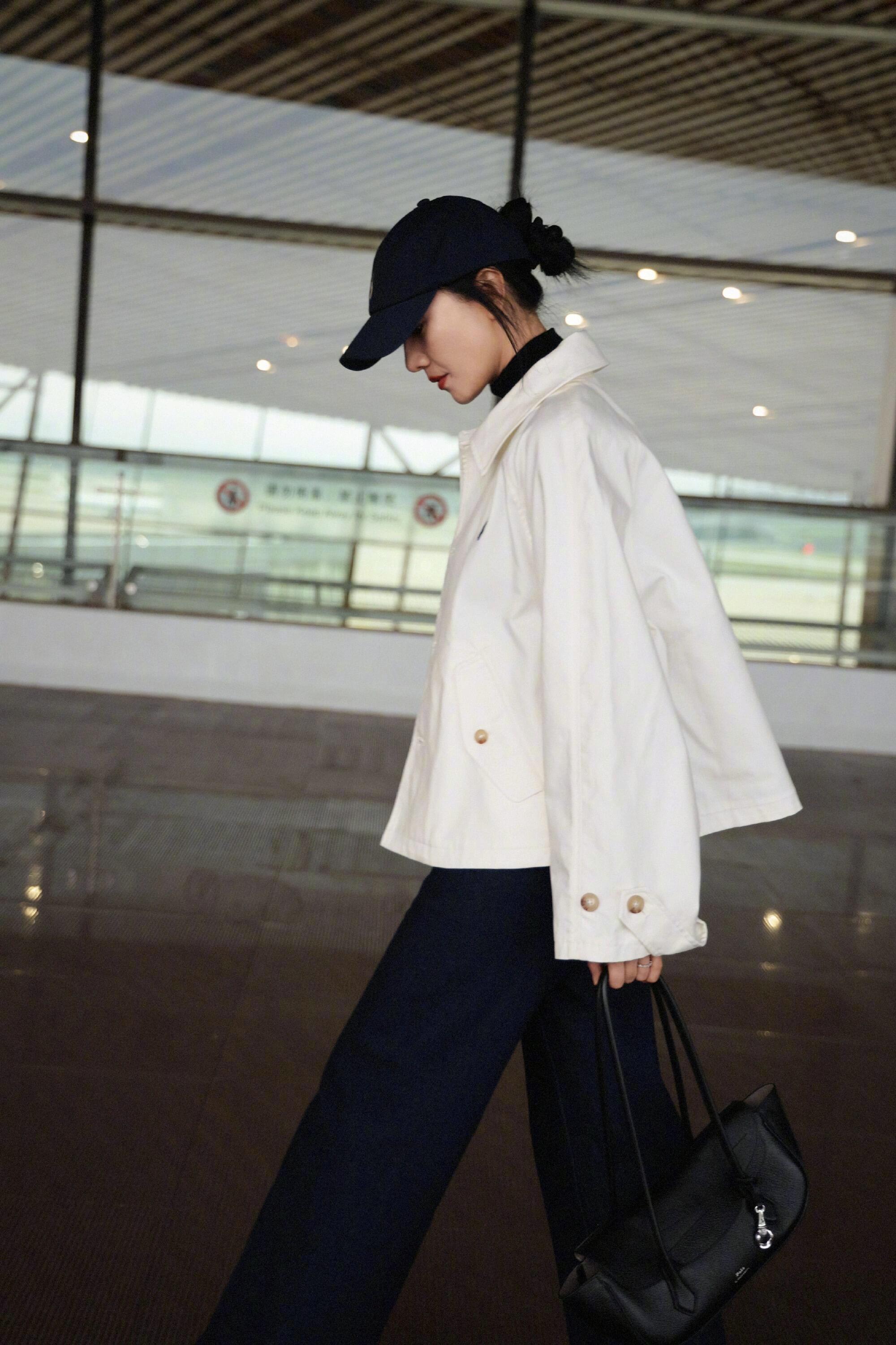 高圆圆时装周后打卡美网美网联赛偶遇高圆圆 美网看台偶遇这身白衣运动装，不靠硬凹。