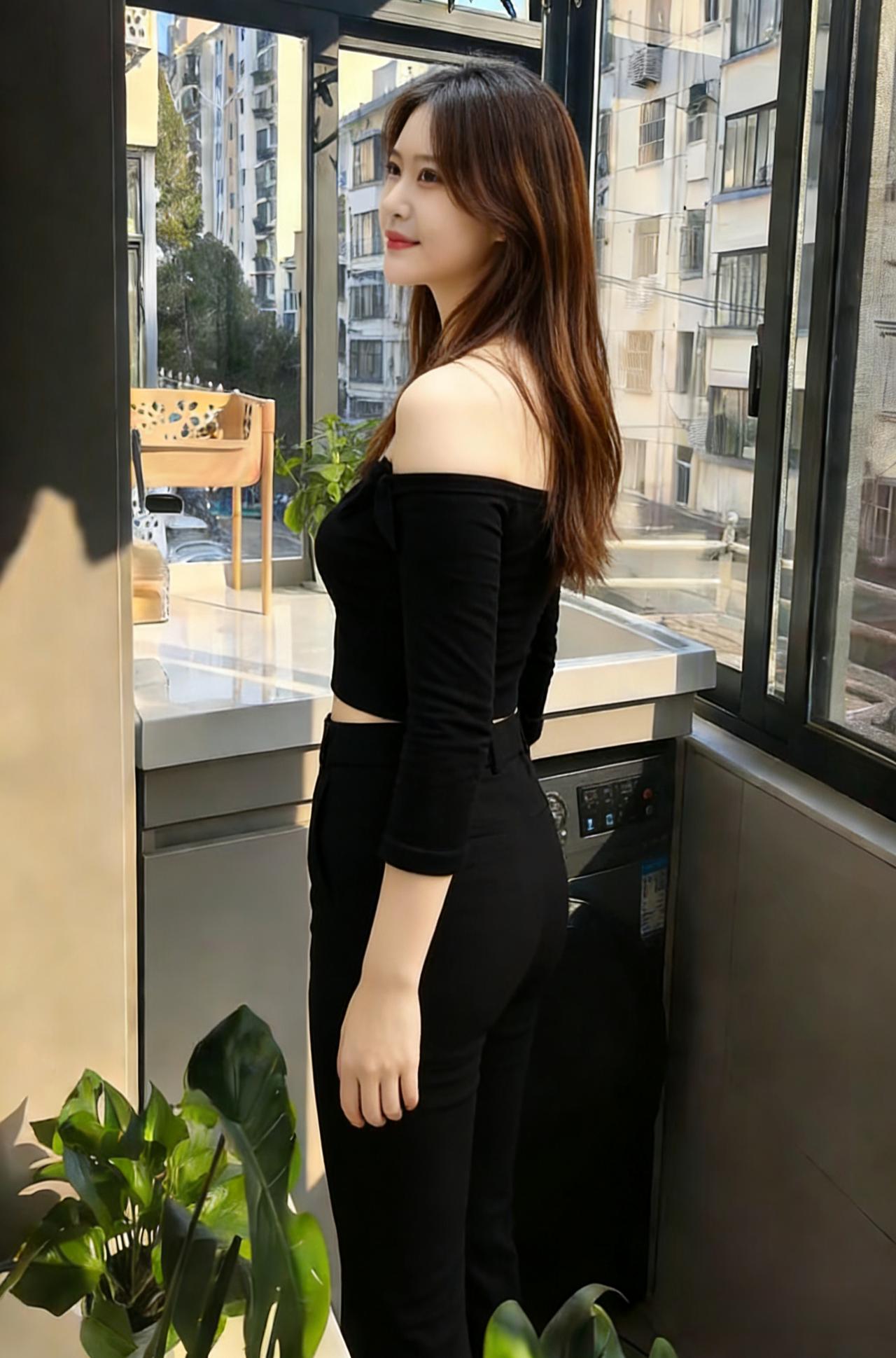 落地窗框住了都市的风景
楼宇错落，藏着人间烟火
她站在其中，黑色露肩装
是都市画