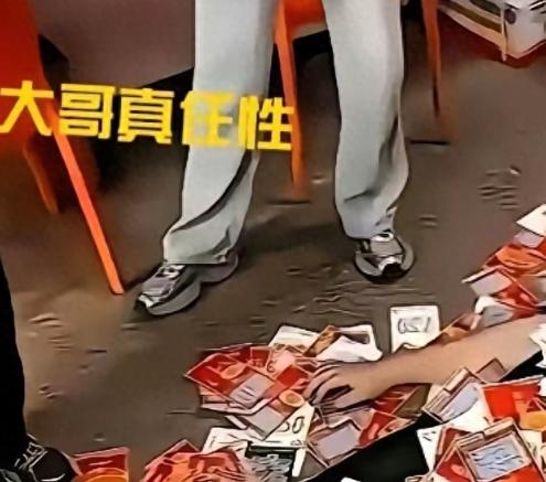 江苏一男子为了验证刮刮乐不是坑，豪砸21万多，把彩票店全包了，当场实测，结果一出