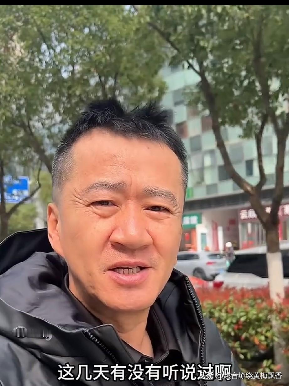 演员李嘉明在视频中告诫家长们，别让孩子再做明星梦了，不要再想着去当演员了，让孩子