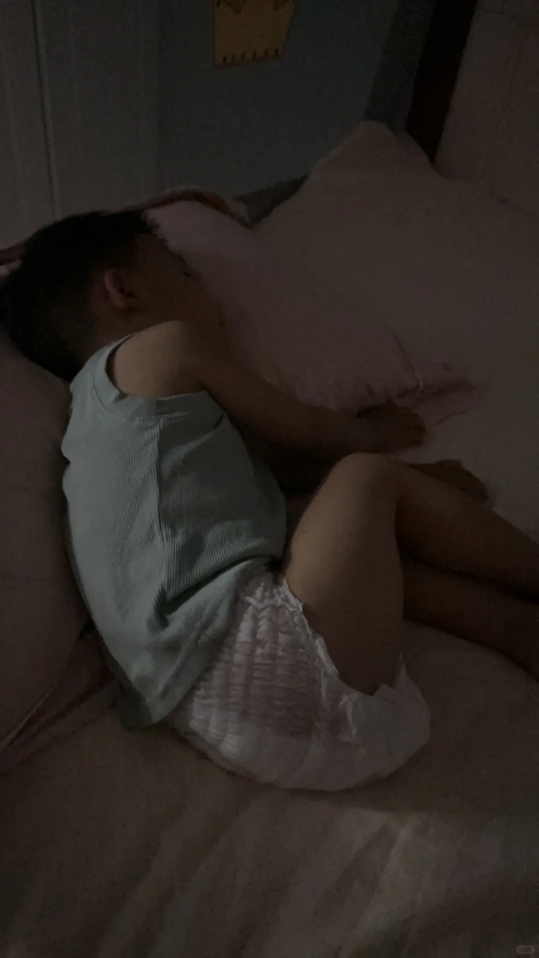 好喜欢睡大人的枕头