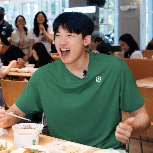 这张太萌了🥺希望这只珠珠永远都那么开心汪顺老乡鸡全球健康代言人