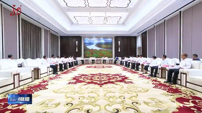 8月6日晚，黑龙江省领导在哈尔滨会见中国邮政集团董事长刘爱力一行。