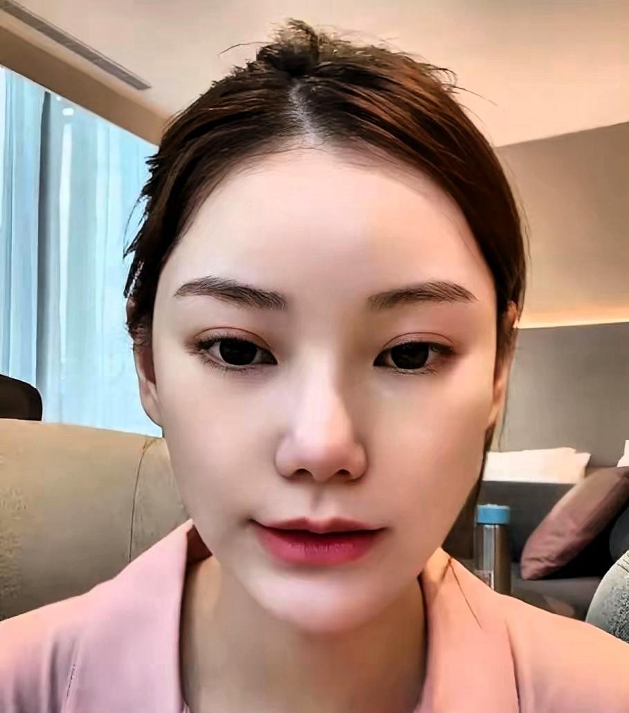 新手妈妈小梅的归来，她和家人的日子。
小梅她是个新手妈妈，最近她做了直播，这是她