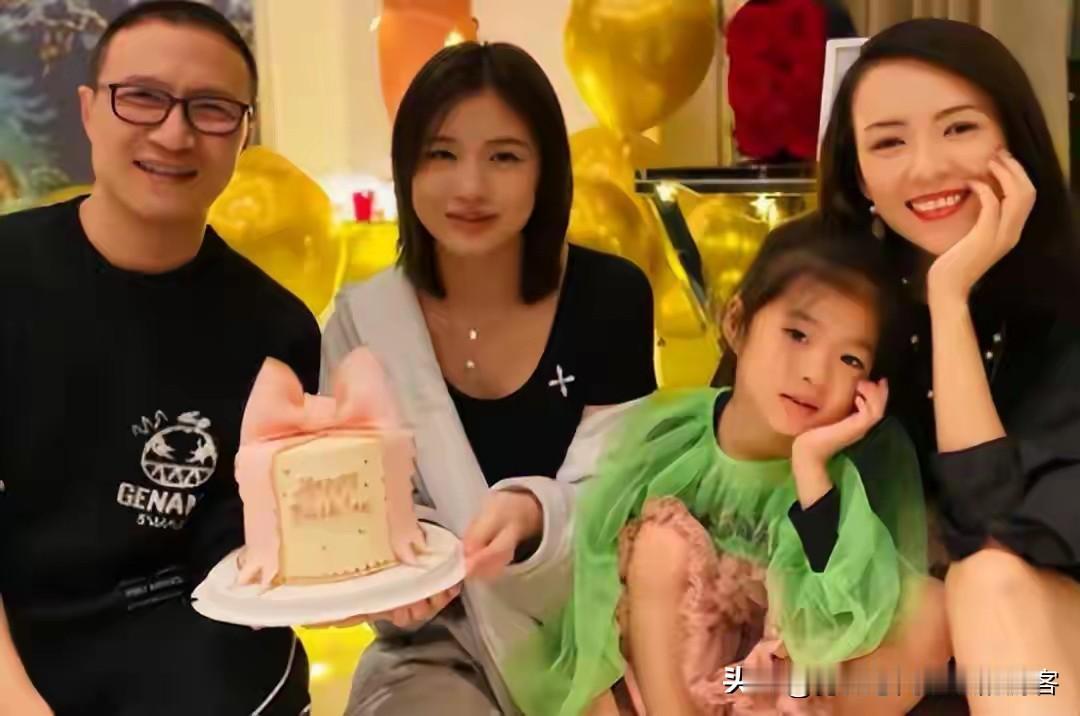 汪峰大女儿小苹果在20岁生日时公开恋情，其高调的处理方式与母亲葛荟婕年轻时相似，