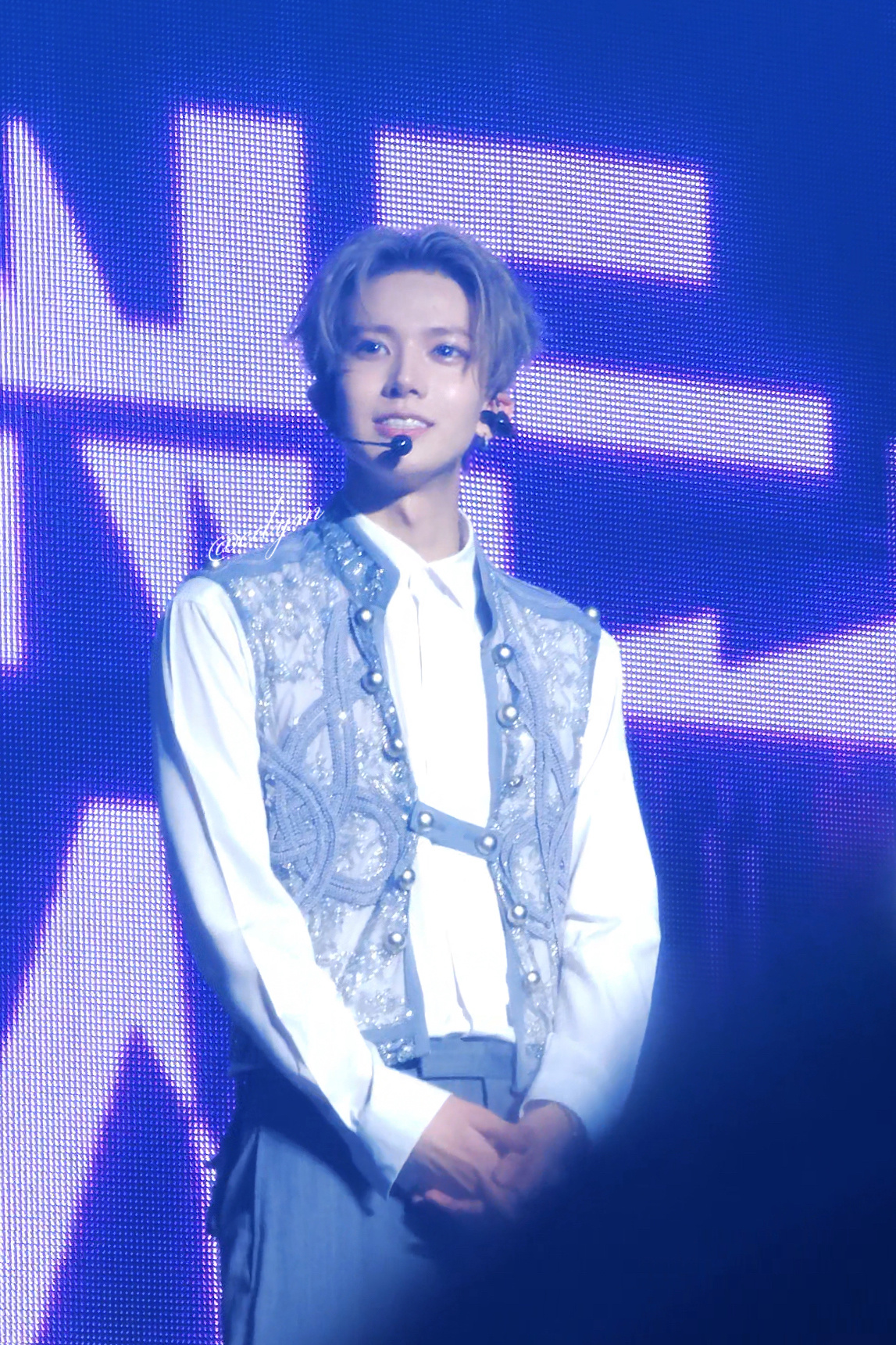 世界以痛吻李羲承 李羲承报之以唇红齿白明眸善睐肤白貌美眉眼精致脸型流畅体态修长小