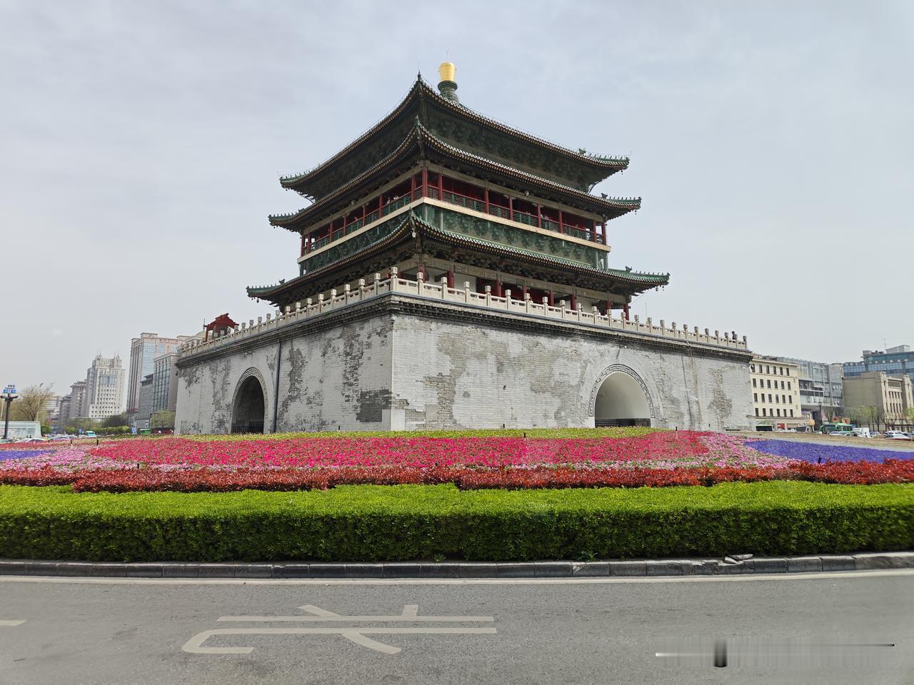 人在旅途看到的风景（八）
西安钟鼓楼、西安大雁塔北广场、西安古城墙及其内外风光、